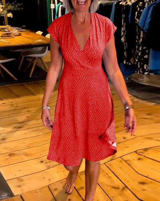 Kortärmad prickig klänning med V-ringad