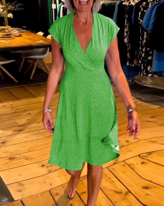 Kortärmad prickig klänning med V-ringad