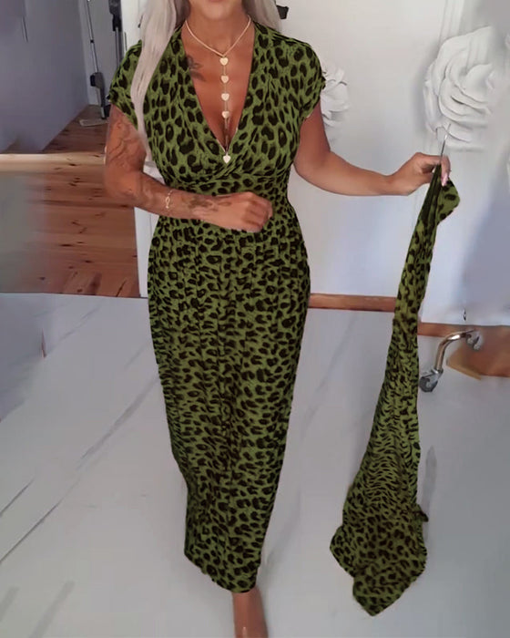 Elegant klänning med leopardmönster och v-ringning