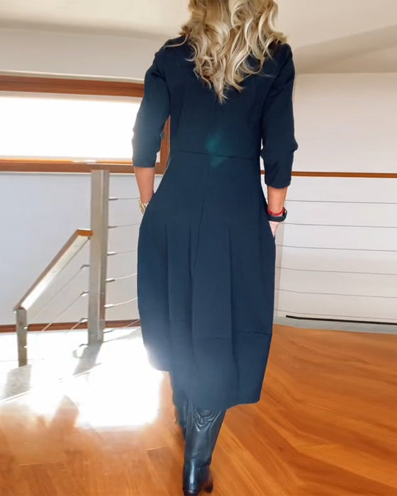 Elegant enfärgad fickklänning med rund hals