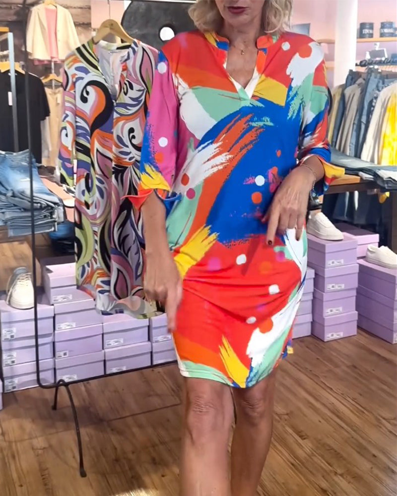 Färgglad V-ringad elegant klänning med tryck