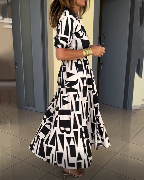 Klänning med geometriskt tryck och lös passform