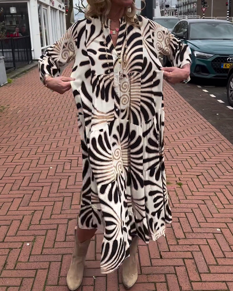 Klänning med V-ringning och utsvängda ärmar