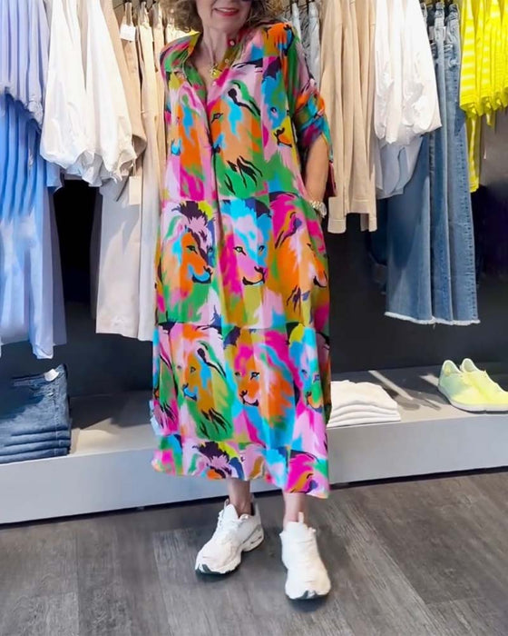 Klänning med färgstarkt tryck och fickor