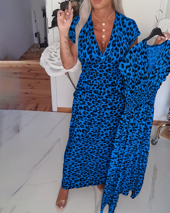Elegant klänning med leopardmönster och v-ringning
