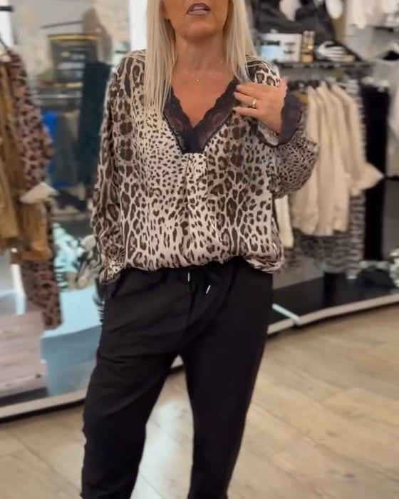 Moderiktig leopardmönstrad blus med V-ringad spets med patchwork