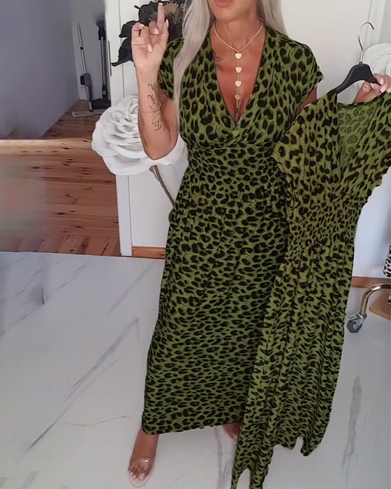 Elegant klänning med leopardmönster och v-ringning
