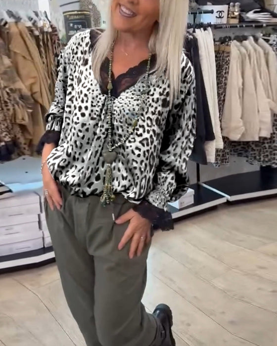 Moderiktig leopardmönstrad blus med V-ringad spets med patchwork
