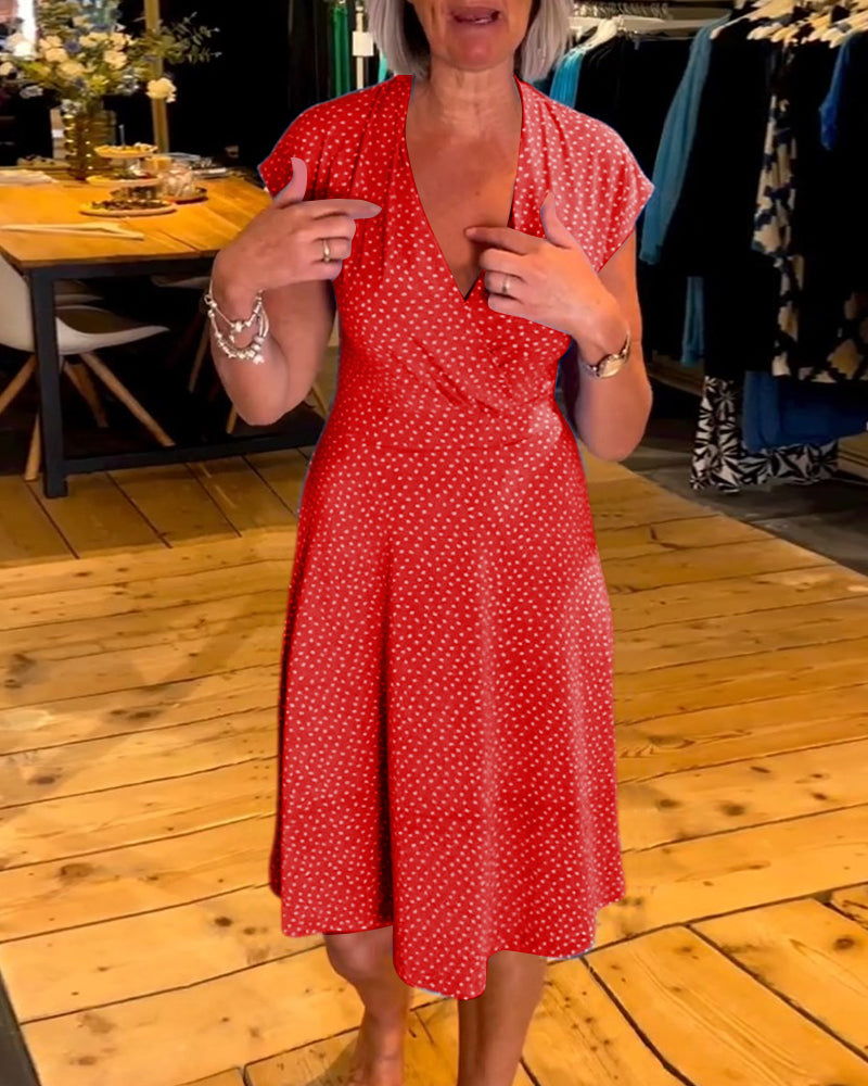 Kortärmad prickig klänning med V-ringad