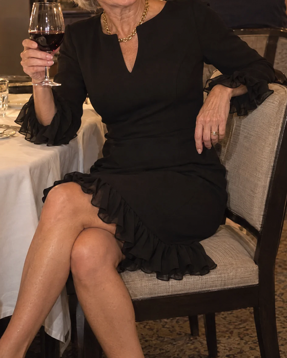 Elegant klänning med V-hals, långa ärmar och volangkant