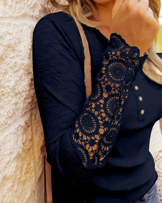 Elegant enfärgad spetsöverdel med patchworkknappar