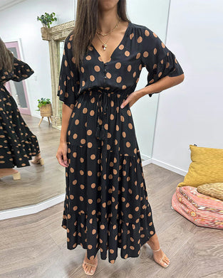 Casual prickig klänning med axelband