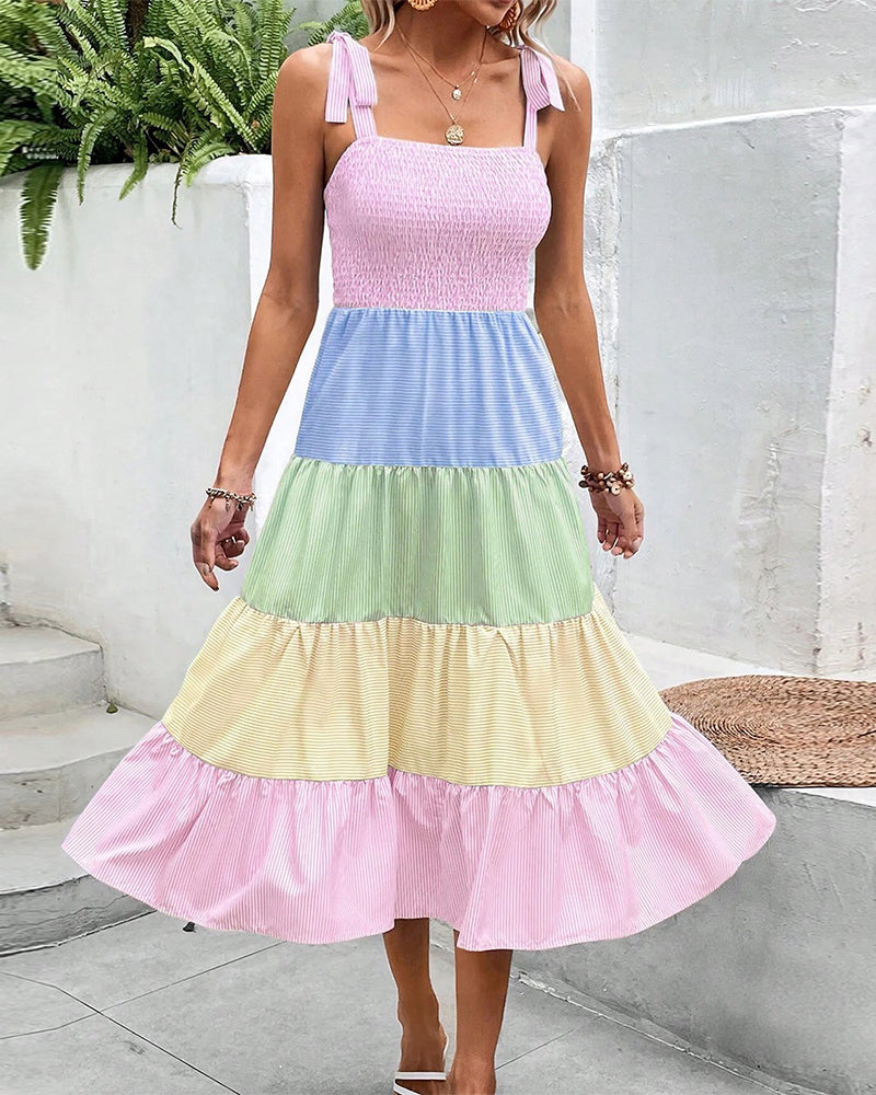 Klänning med kontrastpaneler och remmar