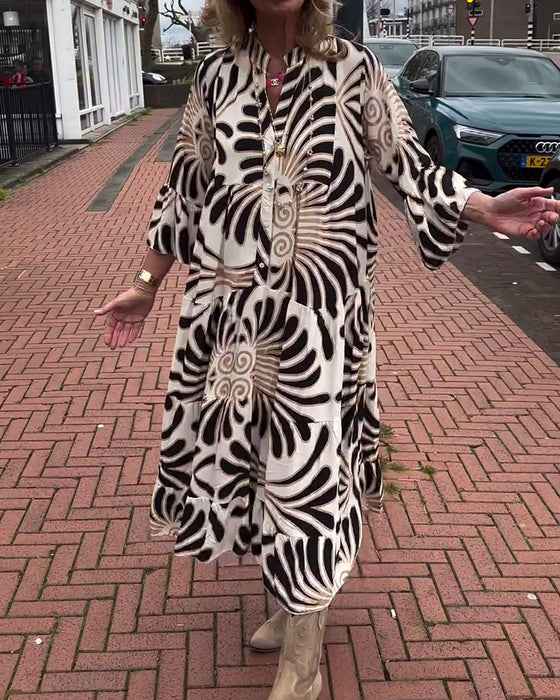 Klänning med V-ringning och utsvängda ärmar