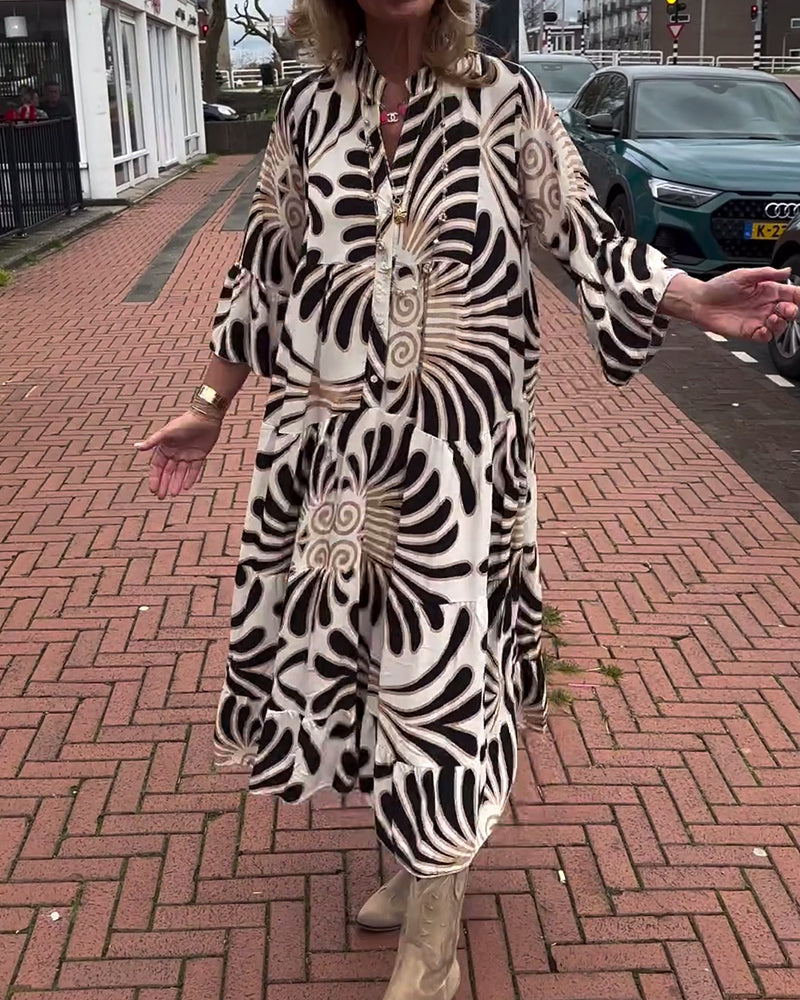 Klänning med V-ringning och utsvängda ärmar