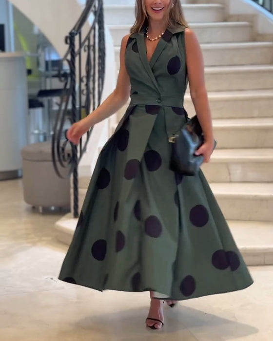 Elegant enfärgad klänning utan ärmslag