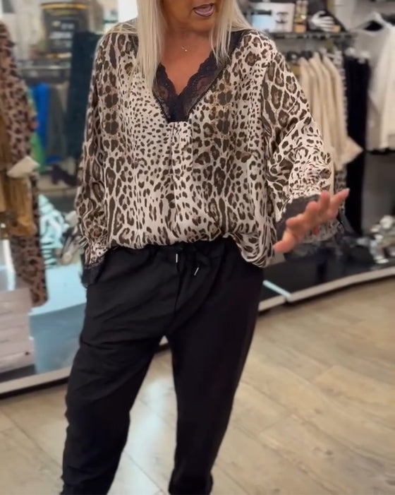 Moderiktig leopardmönstrad blus med V-ringad spets med patchwork