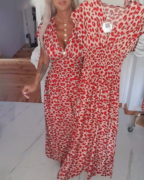 Elegant klänning med leopardmönster och v-ringning