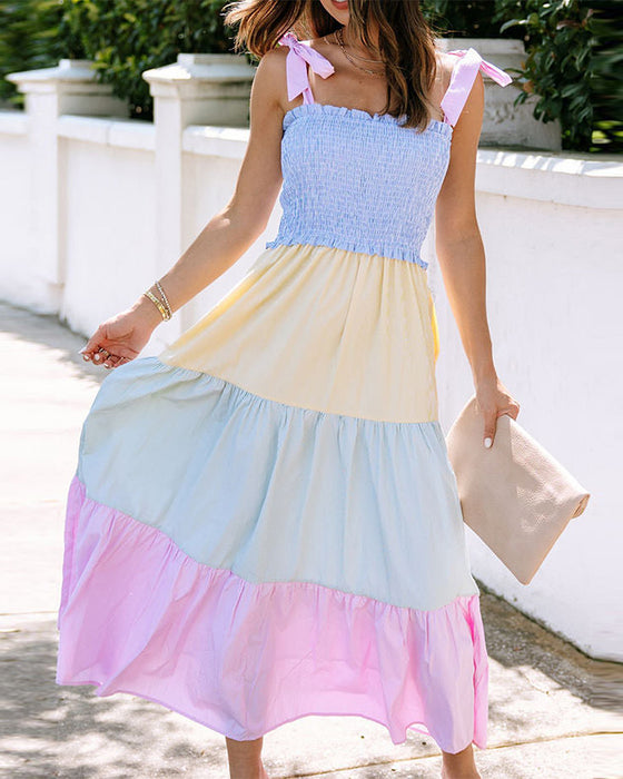 Klänning med kontrastpaneler och remmar