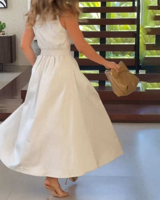 Elegant enfärgad klänning utan ärmslag