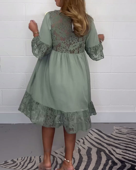 Elegant enfärgad lös klänning med V-ringad spets