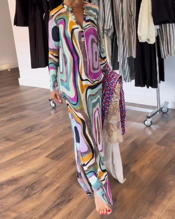 Djupt V-tryckt klänning med lång fåll