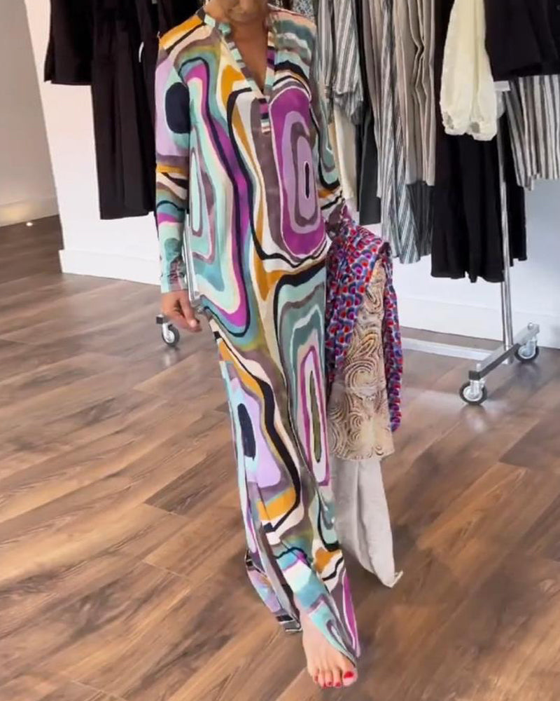 Djupt V-tryckt klänning med lång fåll