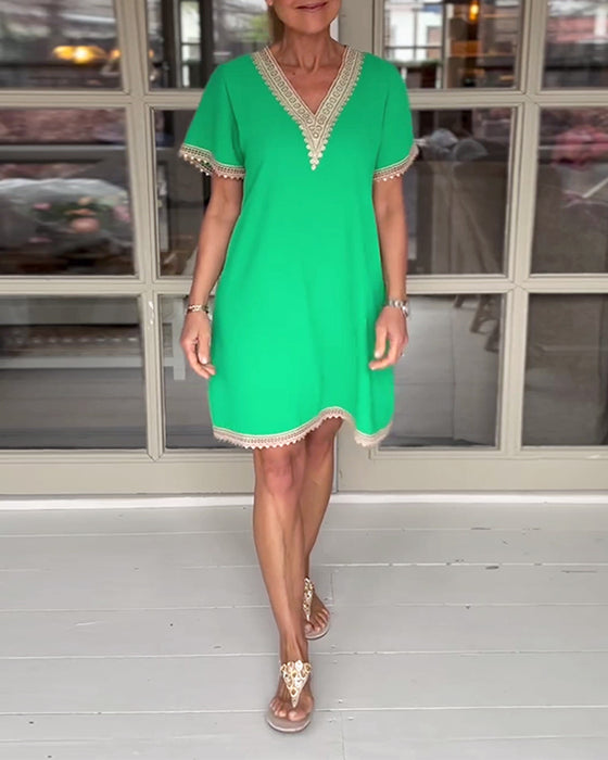 Elegant klänning i spets med V-ringad panel