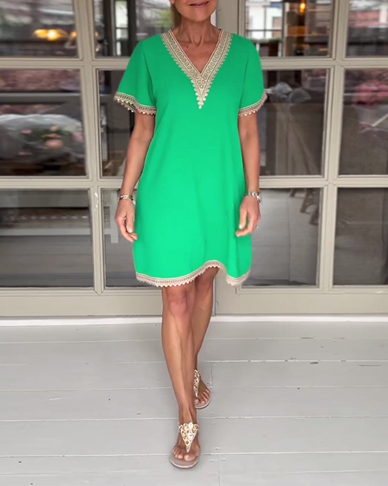 Elegant klänning i spets med V-ringad panel