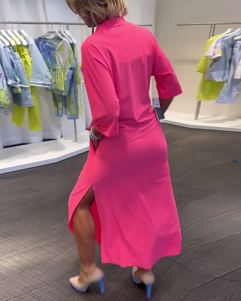 Enfärgad klänning med V-ringad slits