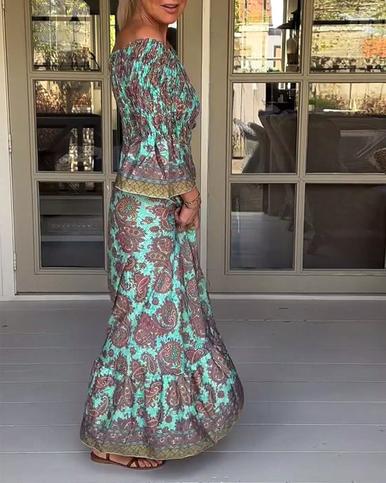 En axel avslappnad klänning med retrotryck