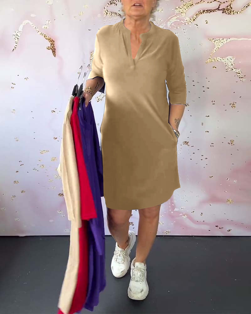 Klänning med enfärgad V-ringning