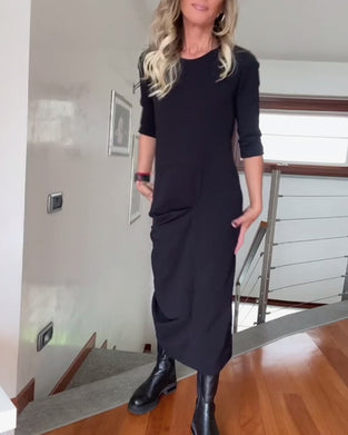 Elegant klänning i enfärgad plisserad rund hals