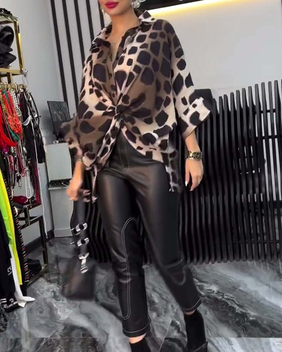 Temperamentblus med leopardmönstrat i slagslag