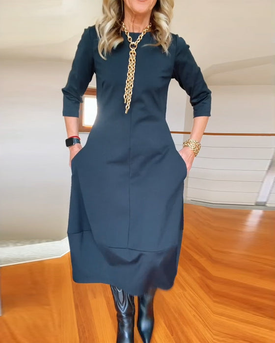 Elegant enfärgad fickklänning med rund hals