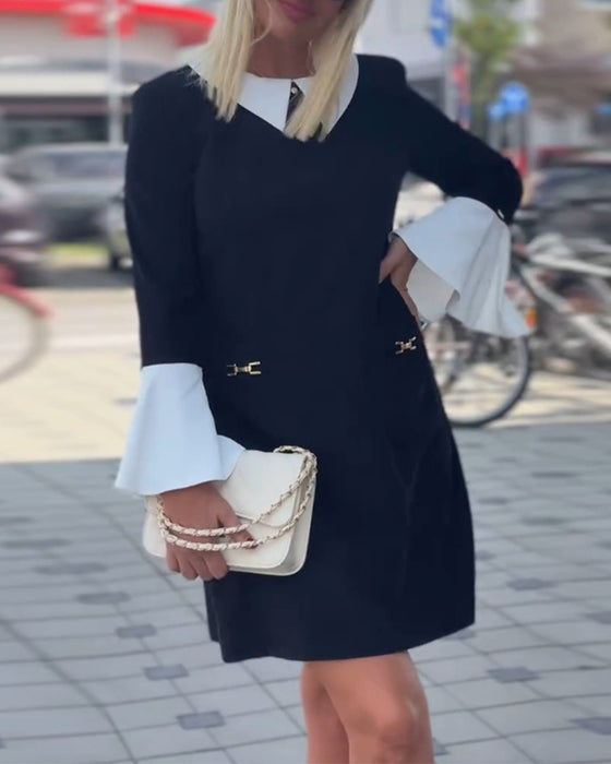 Elegant klänning med klockärm i kontrast