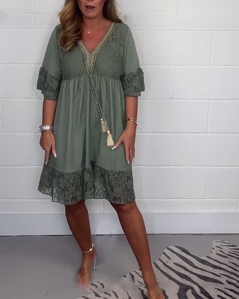 Elegant enfärgad lös klänning med V-ringad spets