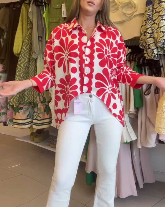 Blommig blus med oregelbunden fåll med slag