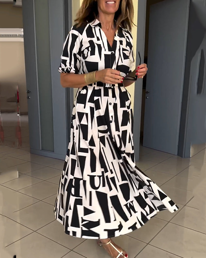 Klänning med geometriskt tryck och lös passform