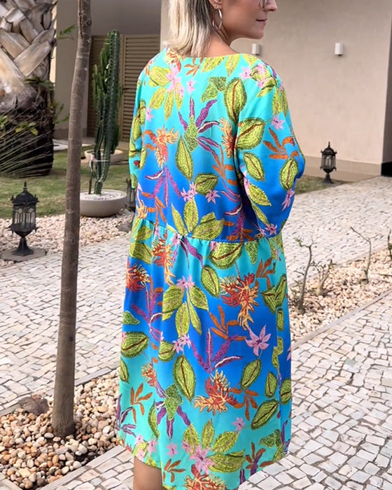 Klänning med botanisk tryck och avslappnad stil