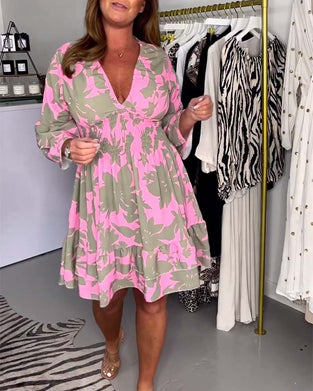 Klänning med djup V-klockärm med bladtryck