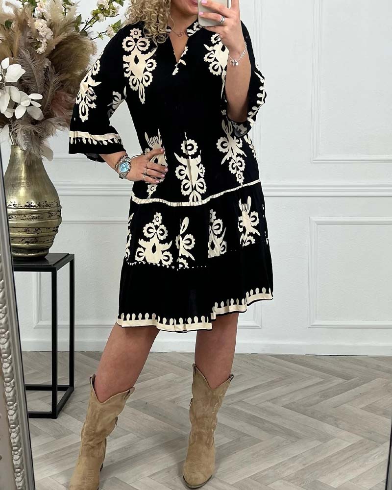 Elegant V-ringad klänning med tryck