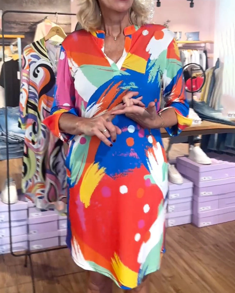 Färgglad V-ringad elegant klänning med tryck