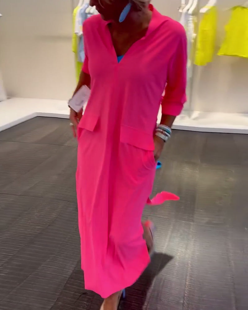 Enfärgad klänning med V-ringad slits