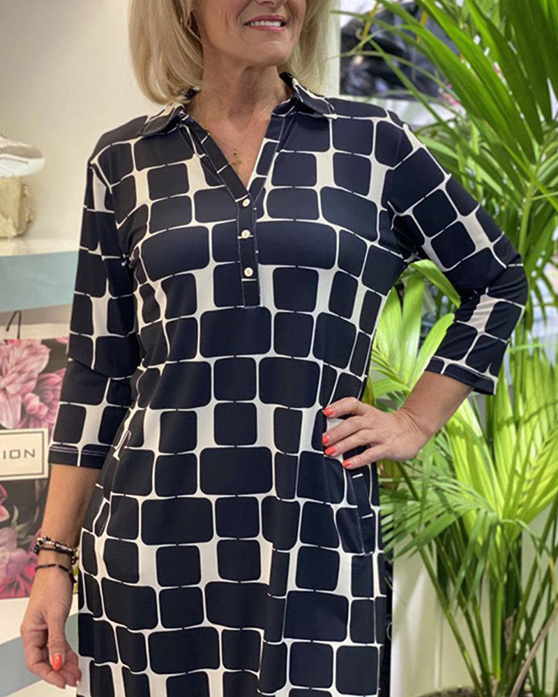 Klänning med uppfällbar krage och rutigt tryck