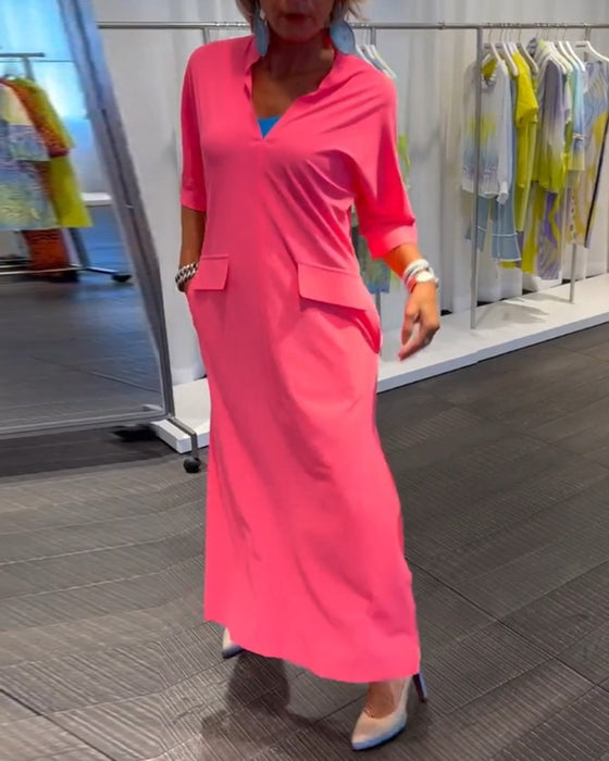 Enfärgad klänning med V-ringad slits