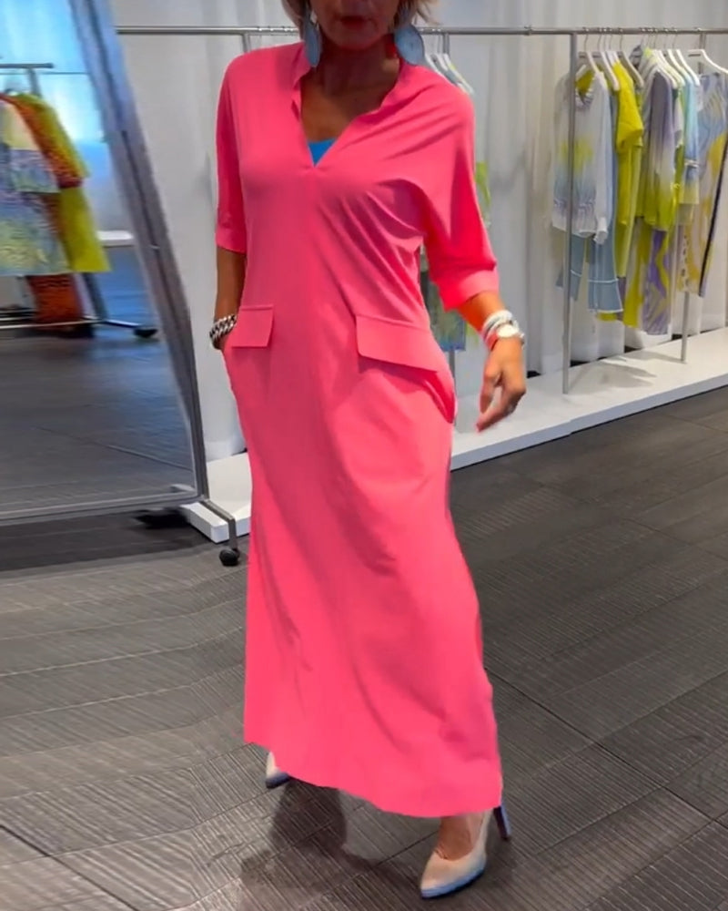 Enfärgad klänning med V-ringad slits