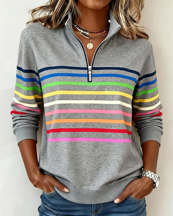 Moderiktig Randig Sweatshirt Med Halvlång Dragkedja Och Regnbågsmönster