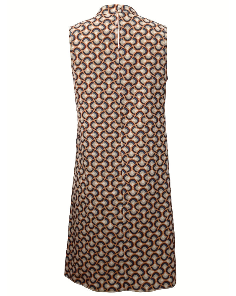 Elegant klänning med ärmlös krage