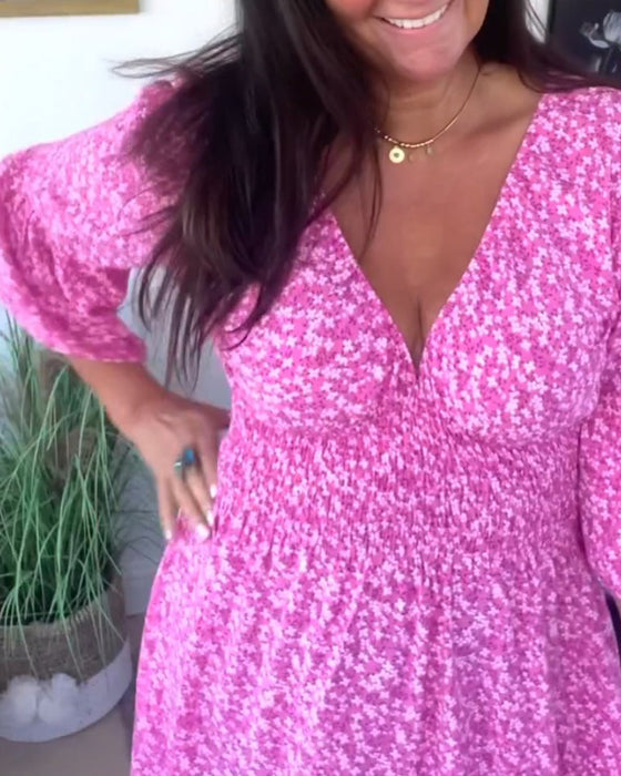 Klänning med blossade ärmar och v-ringning